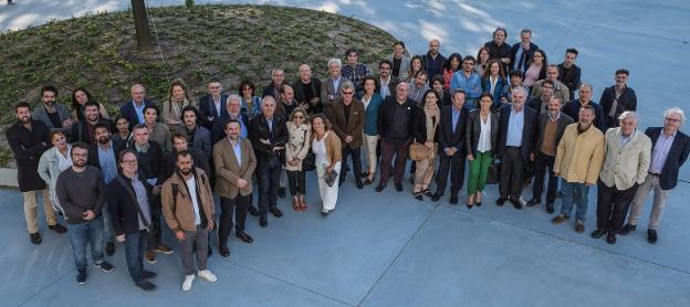 Ponentes, organizadores del congreso y asistentes ayer a la inauguración del congreso, junto con la alcaldesa de Satander Gema Igual y el director de la Fundación Botín, Íñigo Sáenz de Miera.