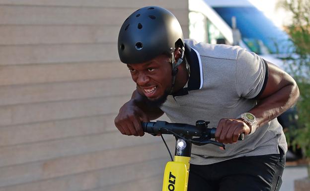 Usain Bolt usando una de sus Scooters en Paris el pasado miércoles