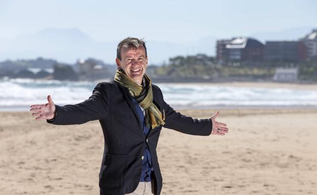 Fernando de Carlos, junto al mar en uno de los arenales de Santander. 