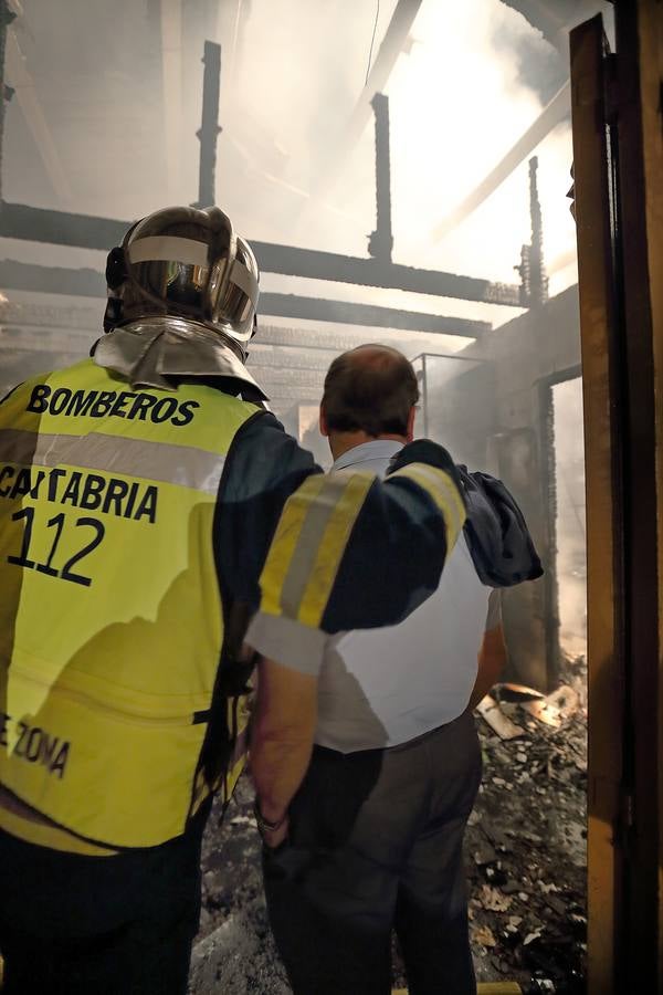 Incendio de la heladería El Ártico, de Comillas, en octubre de 2013.