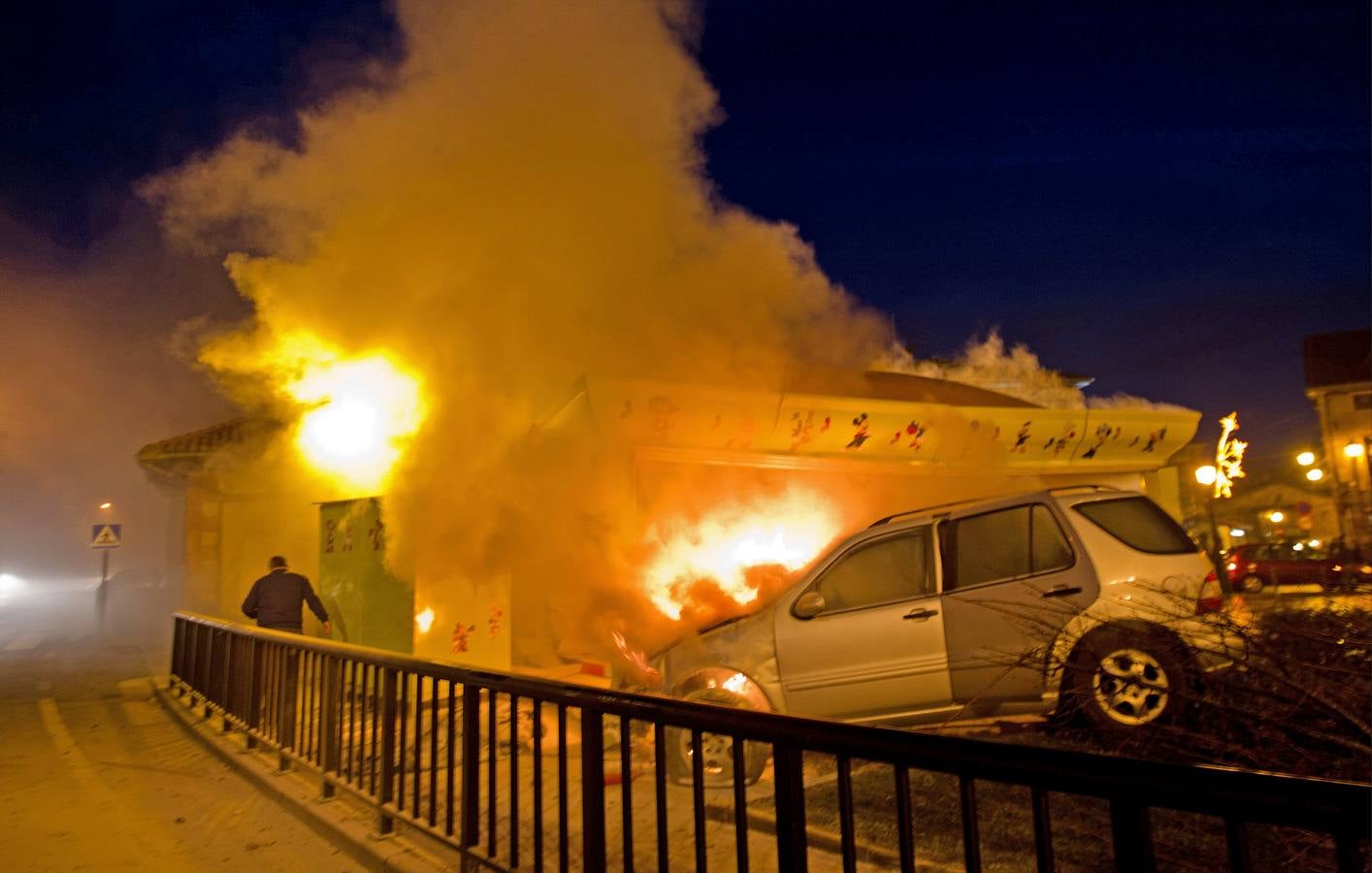 Un coche se queda sin frenos y se estrella contra un carrusel en la feria de Cabezón de la Sal (enero de 2011).