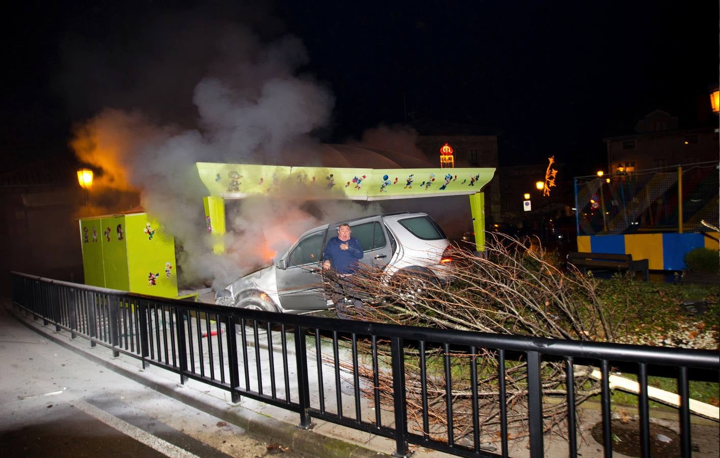 Un coche se queda sin frenos y se estrella contra un carrusel en la feria de Cabezón de la Sal (enero de 2011).