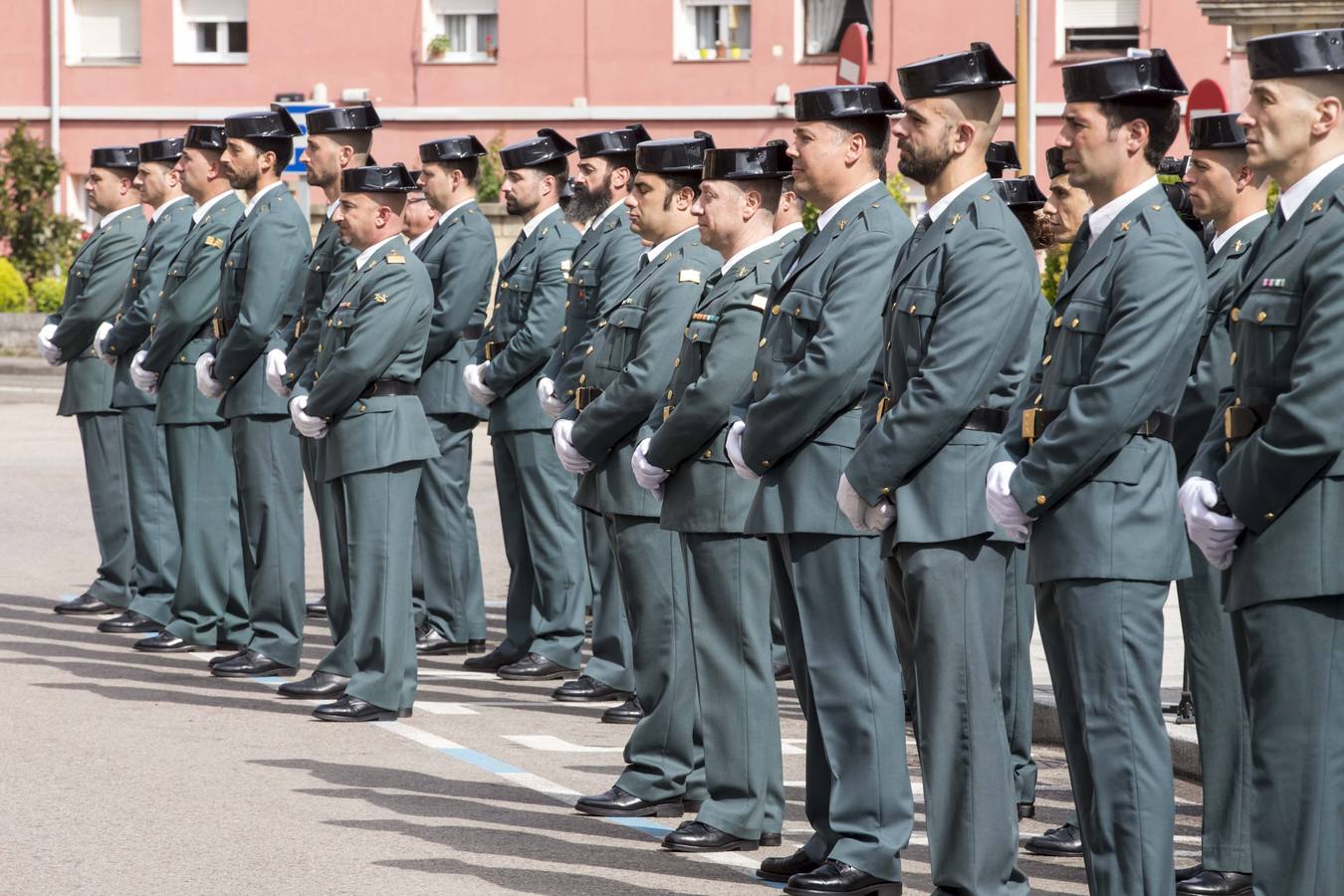 La Guardia Civil de Cantabria ha celebrado este jueves un acto institucional para conmemorar el 175 aniversario de su fundación, en el que se ha condecorado a 20 sargentos, cabos y guardias, y que ha concluido con una exposición de las unidades del Instituto Armado