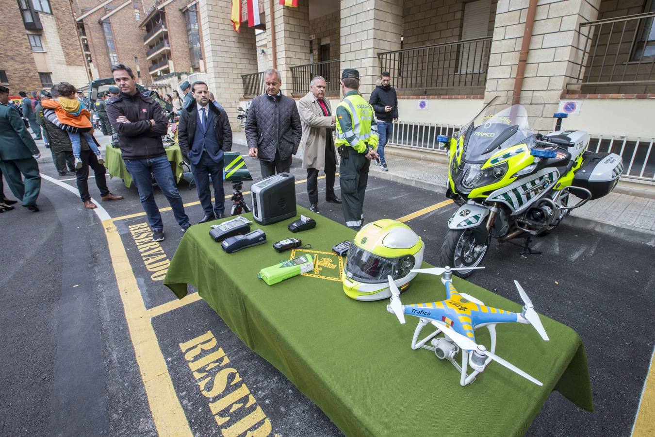 La Guardia Civil de Cantabria ha celebrado este jueves un acto institucional para conmemorar el 175 aniversario de su fundación, en el que se ha condecorado a 20 sargentos, cabos y guardias, y que ha concluido con una exposición de las unidades del Instituto Armado