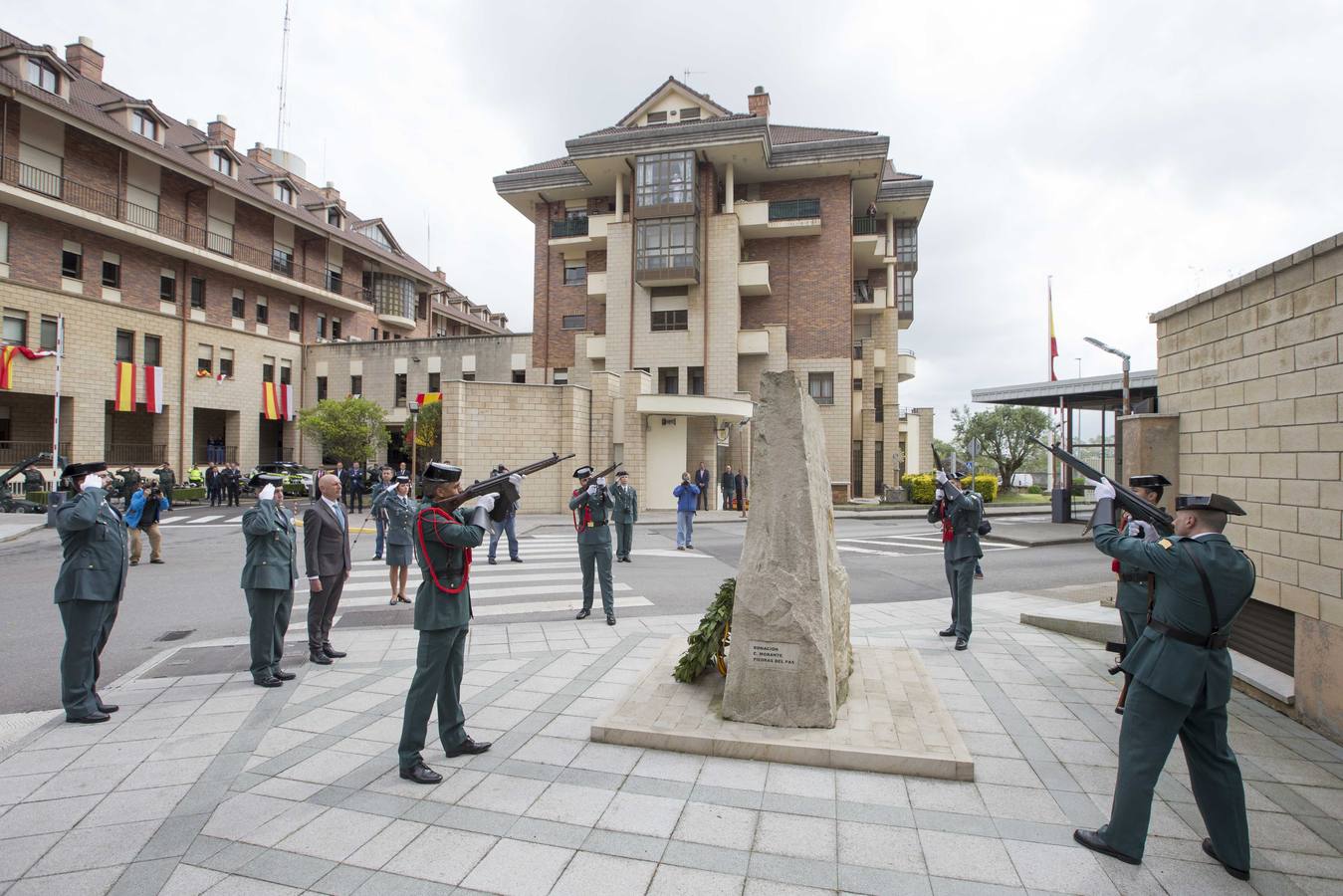 La Guardia Civil de Cantabria ha celebrado este jueves un acto institucional para conmemorar el 175 aniversario de su fundación, en el que se ha condecorado a 20 sargentos, cabos y guardias, y que ha concluido con una exposición de las unidades del Instituto Armado