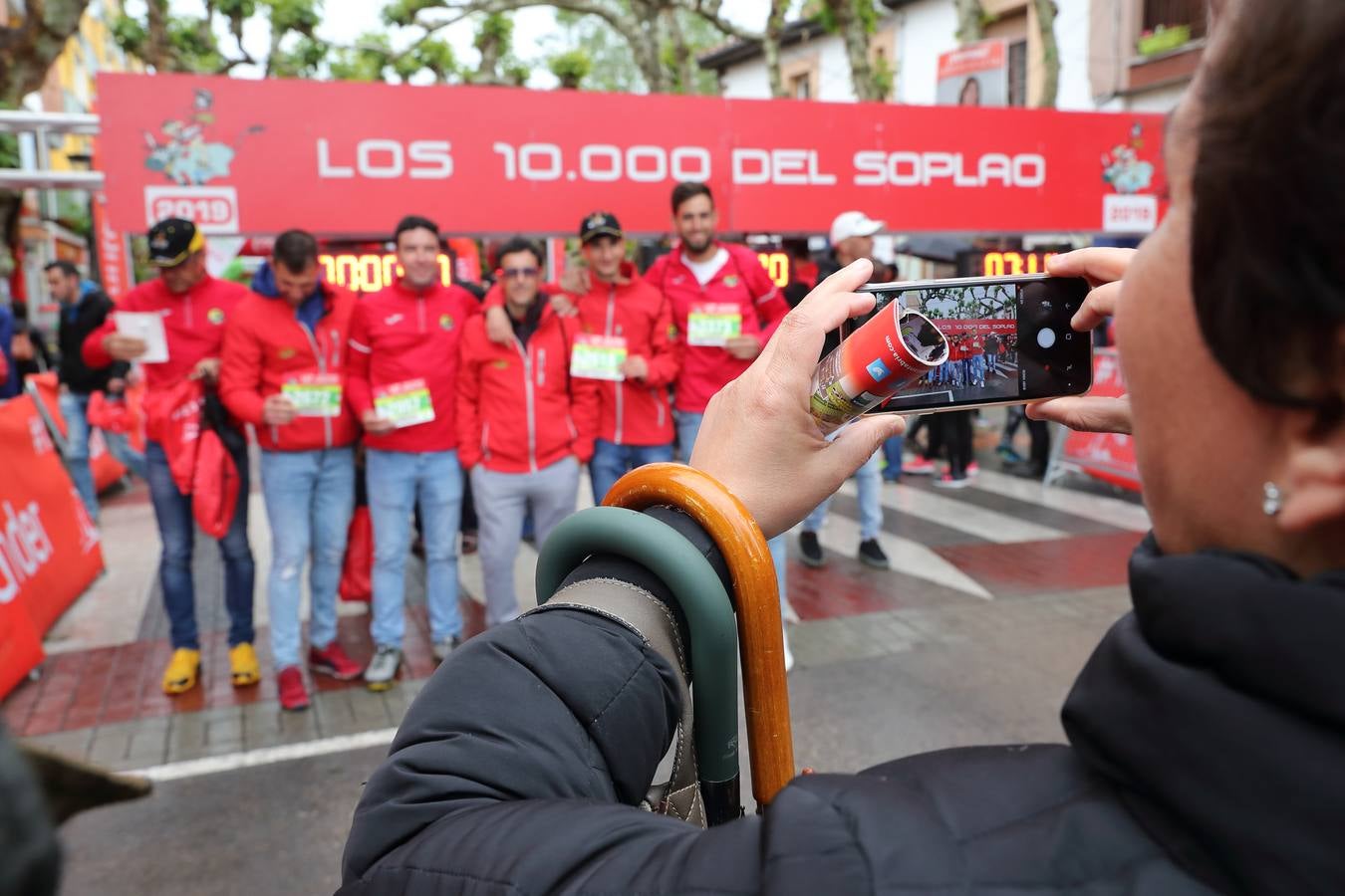 Los participantes y seguidores de 'Los 10.000 del Sopla' llenan de ambiente las 'calles de Cabezón de la Sal en los instantes previos al inicio de la prueba.