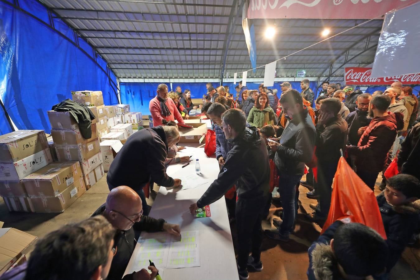 Los participantes y seguidores de 'Los 10.000 del Sopla' llenan de ambiente las 'calles de Cabezón de la Sal en los instantes previos al inicio de la prueba.