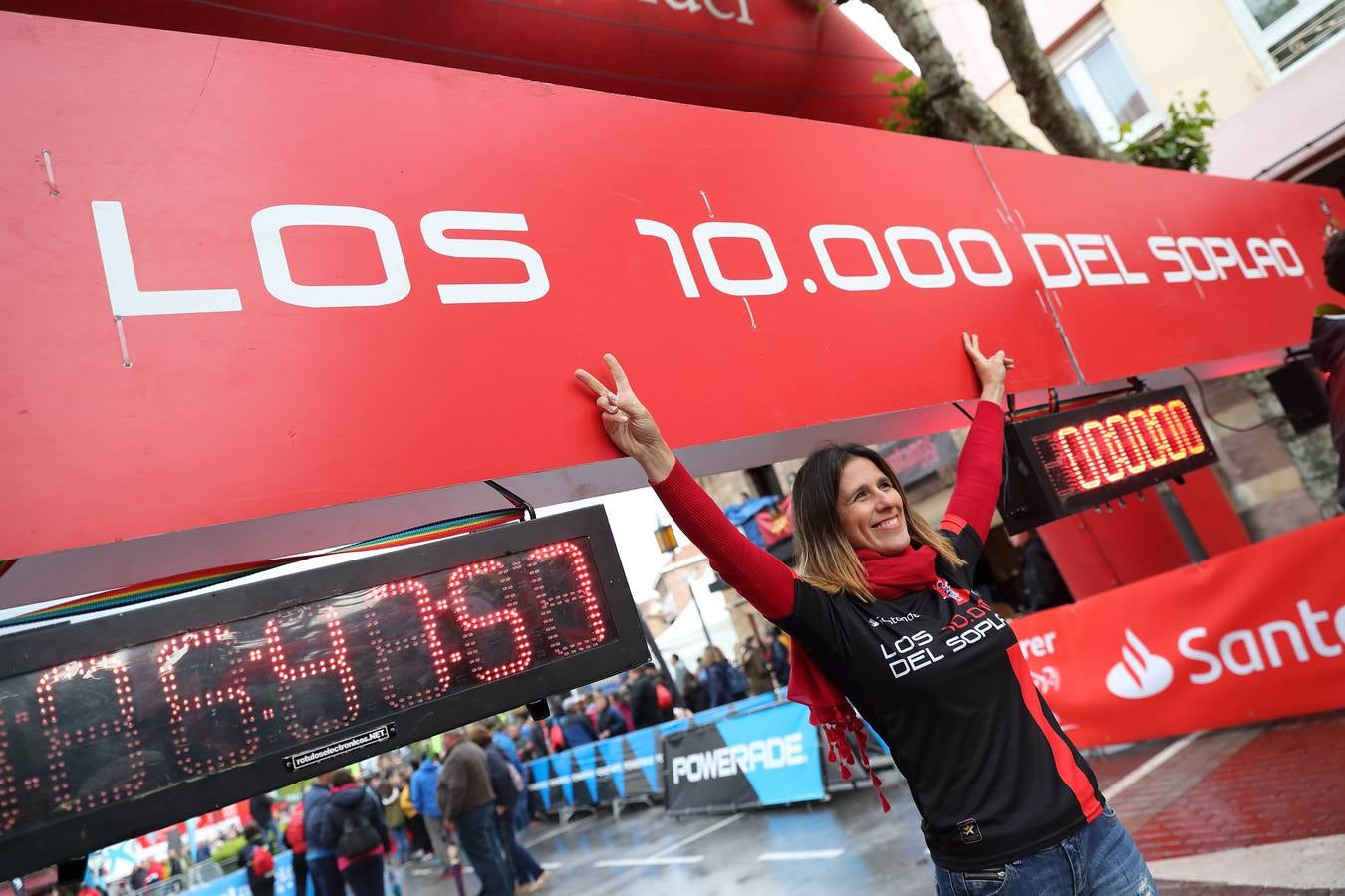 Los participantes y seguidores de 'Los 10.000 del Sopla' llenan de ambiente las 'calles de Cabezón de la Sal en los instantes previos al inicio de la prueba.