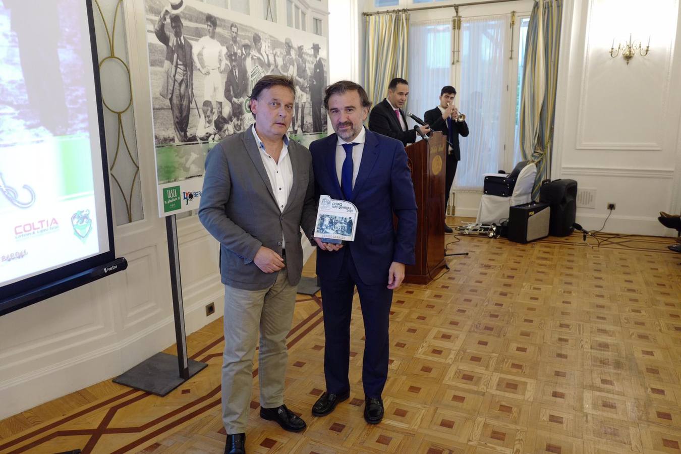 Ángel Canales (izquierda), padre de Sergio Canales, recibe el premio a la Gesta deportiva de manos de Alejandro López Tafall.