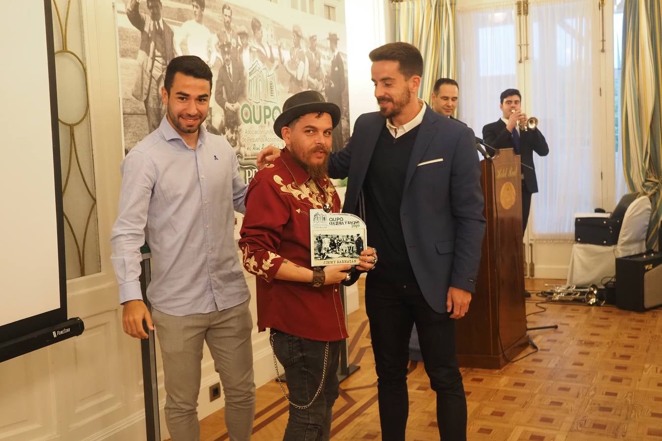 Los jugadores del Racing Gándara y De Vicente entregaron el premio a Jimmy Barnatán