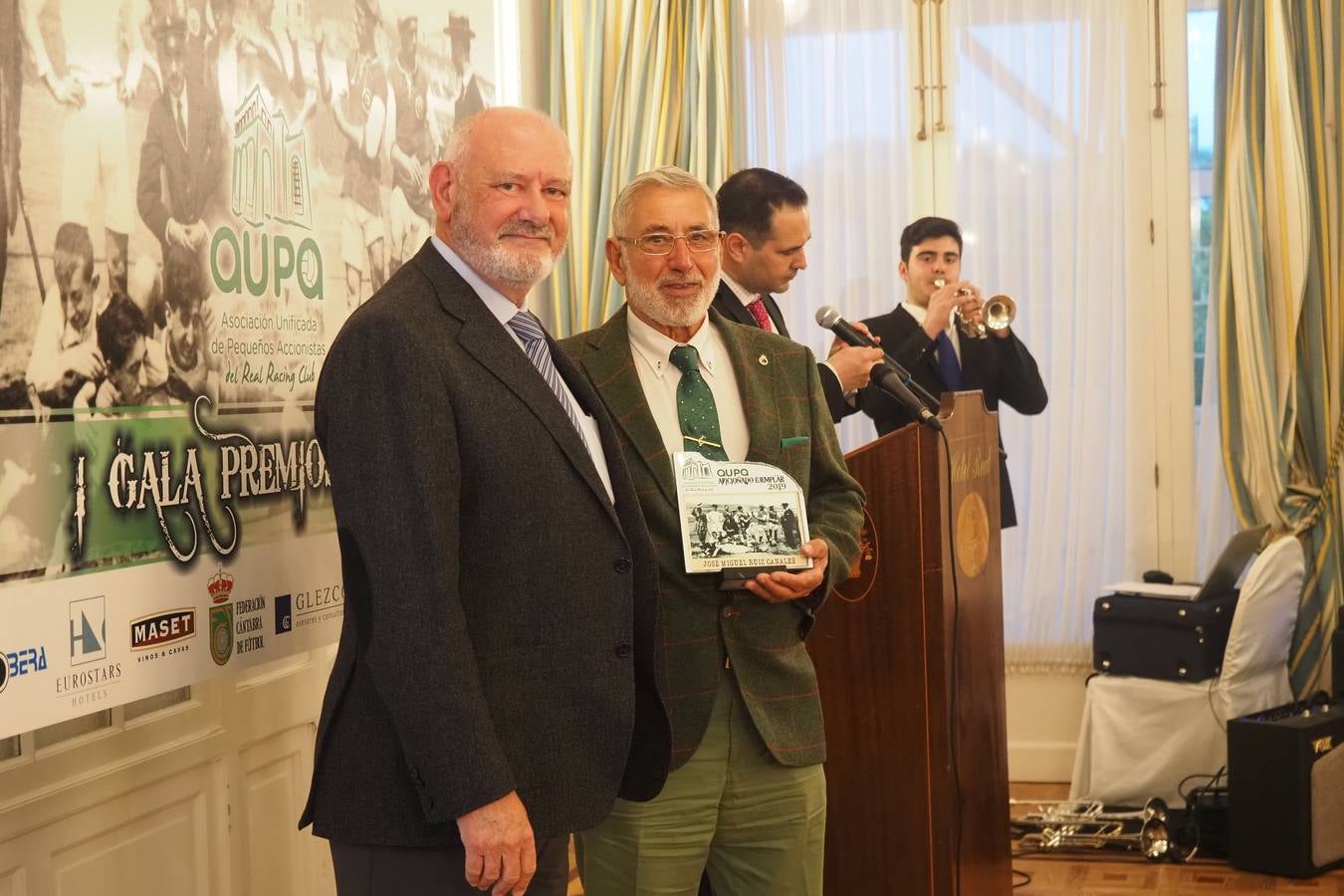 A la derecha, Mauricio Gómez, 'Mauri', socio número 1 del Racing entregó el premio de Aficionado ejemplar a Jose Miguel Ruiz Canales.