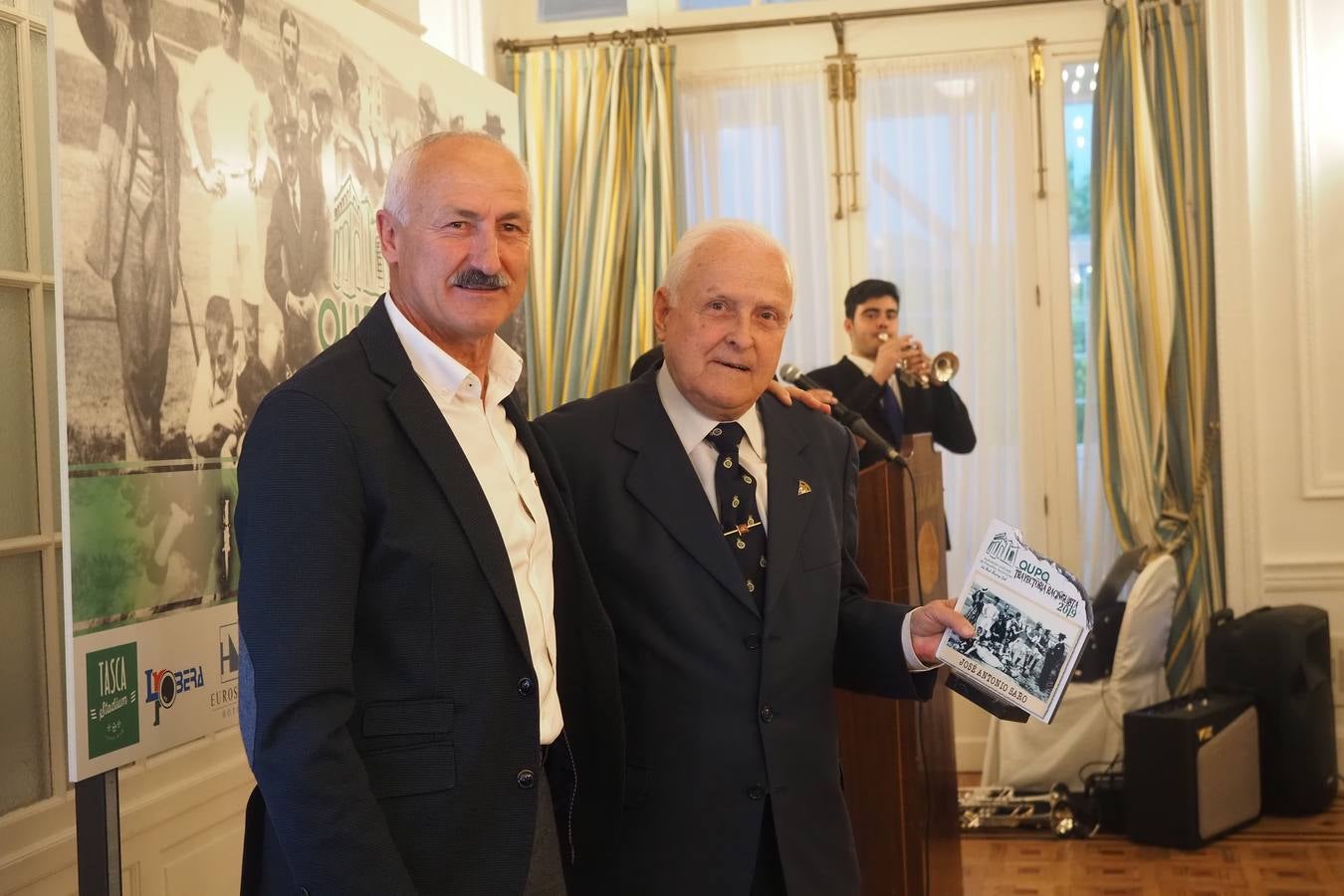 'El presidente de Honor del Racing, 'Tuto' Sañudo, junto a José Antonio Saro, que recibió el premio a la Trayectoria racinguista..