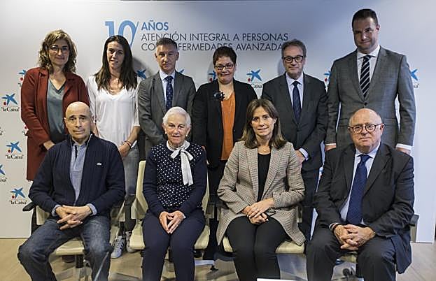 Profesionales de la fundación bancaria 'la Caixa' y beneficiarios de su programa participaron ayer en un desayuno informativo.