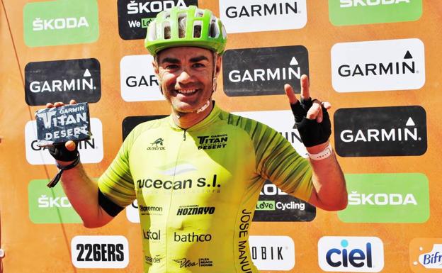 José Manuel Alonso, con el trofeo que reciben todos los que concluyen la prueba.