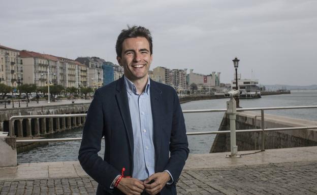 Pedro Casares, en el paseo marítimo junto a la dársena del palacete del Embarcadero.