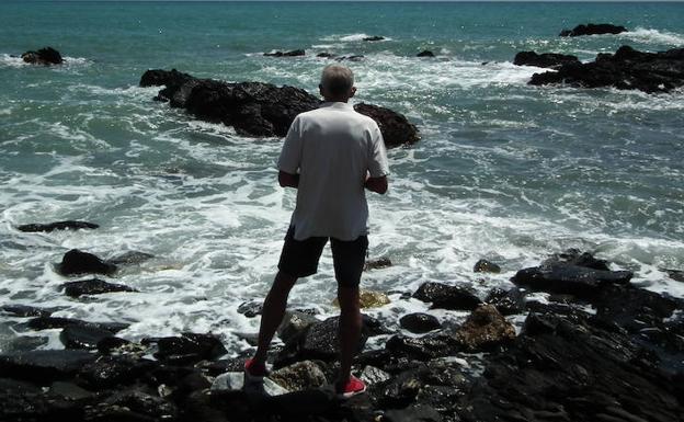 Robert en el punto de la playa de Torremuelle desde donde Charlee se embarcó en su último viaje .