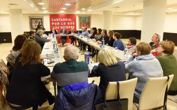 El PSOE se compromete a que Sanidad y Servicios Sociales vayan de la mano