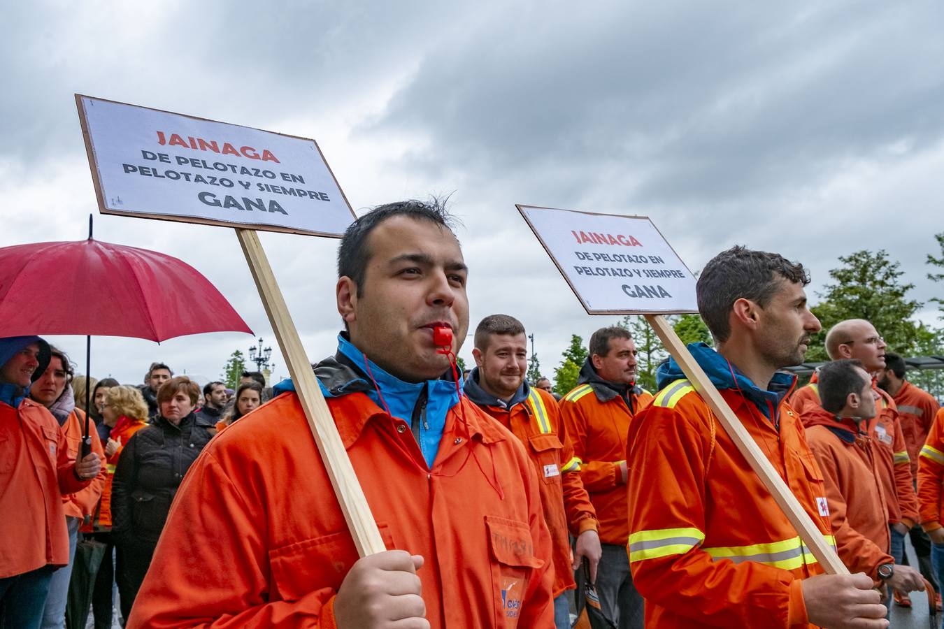 Pese a la lluvia y el frío, la plantilla de la fábrica de Sidenor de Reinosa, acompañada por numerosos vecinos de la comarca de Campoo, ha teñido de naranja las calles de Santander para clamar por sus garantías laborales de cara a la posible venta de la parte de forja de grandes piezas y laminado