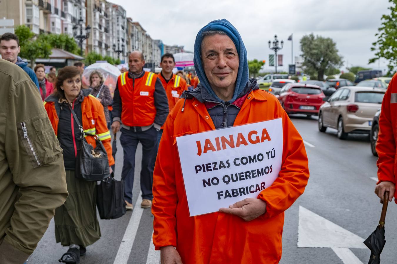 Pese a la lluvia y el frío, la plantilla de la fábrica de Sidenor de Reinosa, acompañada por numerosos vecinos de la comarca de Campoo, ha teñido de naranja las calles de Santander para clamar por sus garantías laborales de cara a la posible venta de la parte de forja de grandes piezas y laminado