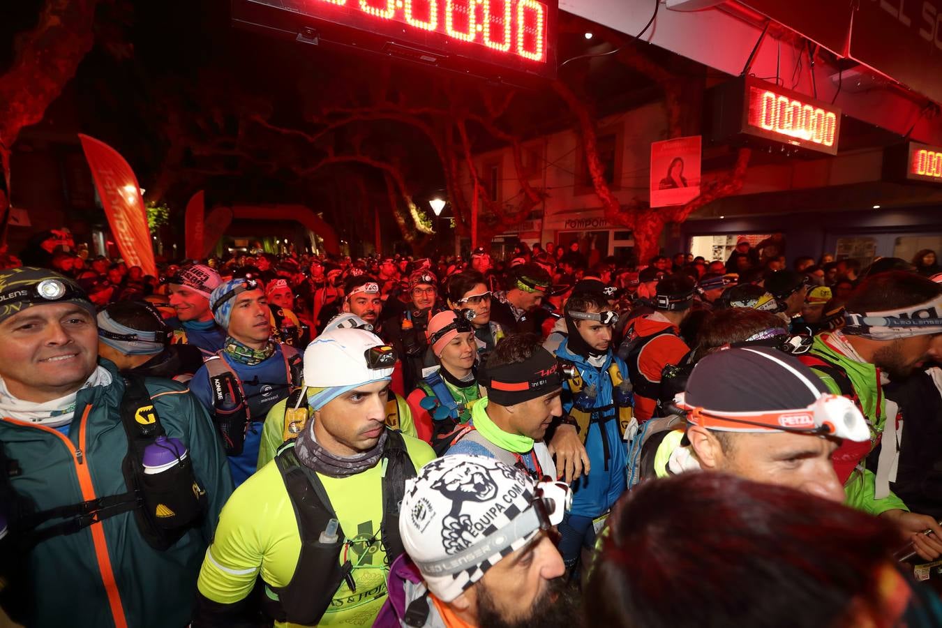 Los participantes y seguidores de 'Los 10.000 del Sopla' llenan de ambiente las 'calles de Cabezón de la Sal en los instantes previos al inicio de la prueba.