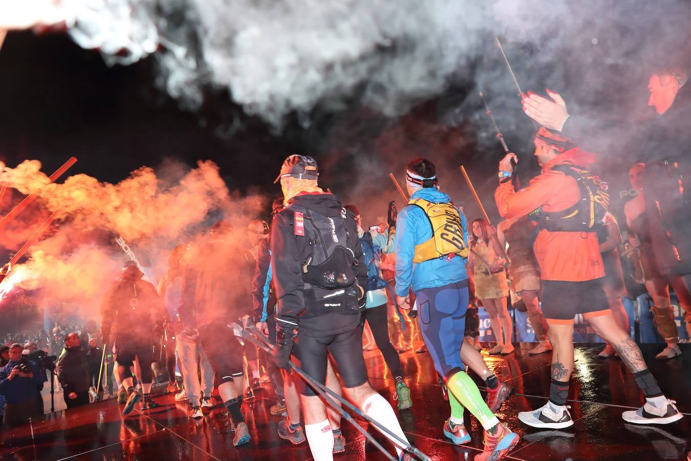 Los participantes y seguidores de 'Los 10.000 del Sopla' llenan de ambiente las 'calles de Cabezón de la Sal en los instantes previos al inicio de la prueba.