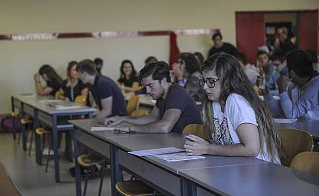 Imagen de archivo de un examen de Selectividad en la UC. 