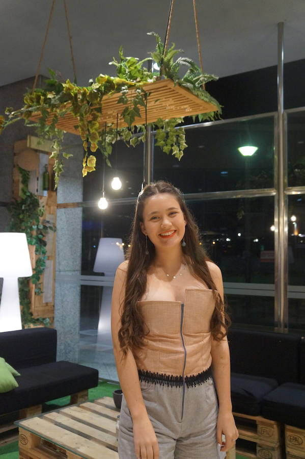 La diseñadora castreña, estudiante de Grado de Diseño de Moda, es la protagonista de la exposición 'Maresía' que se puede visitar en el Centro Cultural La Residencia de Castro hasta el 2 de junio