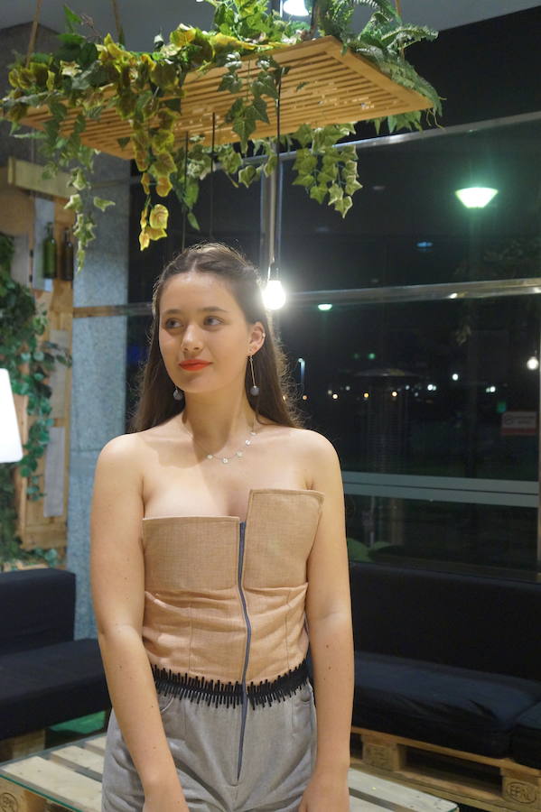 La diseñadora castreña, estudiante de Grado de Diseño de Moda, es la protagonista de la exposición 'Maresía' que se puede visitar en el Centro Cultural La Residencia de Castro hasta el 2 de junio