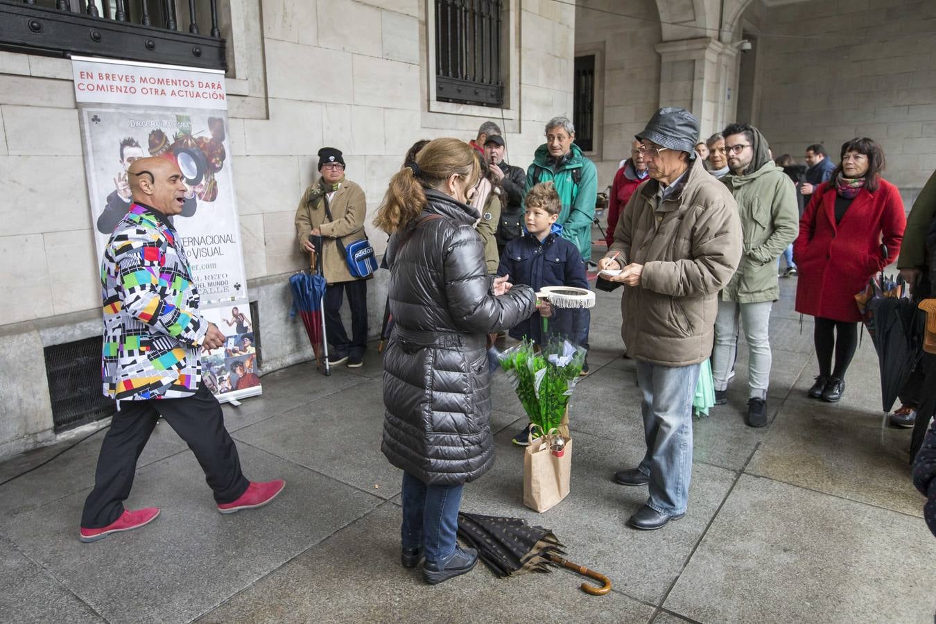 El mal tiempo trasladó los espectáculos a los templetes de Pombo y Jardines de Pereda y los soportales de la Plaza Porticada 