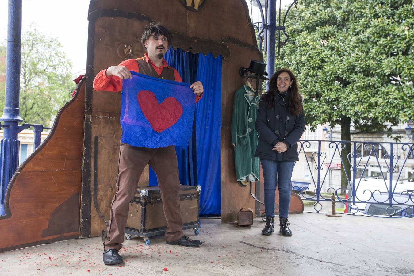 El mal tiempo trasladó los espectáculos a los templetes de Pombo y Jardines de Pereda y los soportales de la Plaza Porticada 