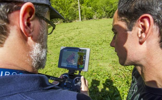 El ganadero y el técnico de Dronitec observan al ganado desde la cámara del dron, que tiene un zoom de hasta 180 aumentos.