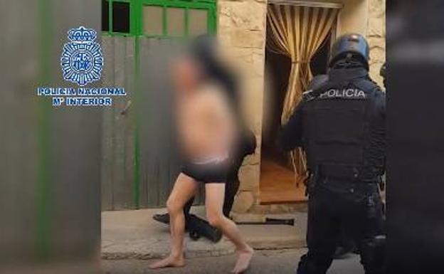 La Policía Nacional interviene 178 kilos de cristal y detiene en Castro al líder de una organización de narcos a gran escala