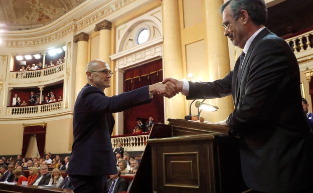 Raül Romeva, que se encuentra en prisión provisional, estrecha la mano al presidente del Senado Manuel Cruz. 