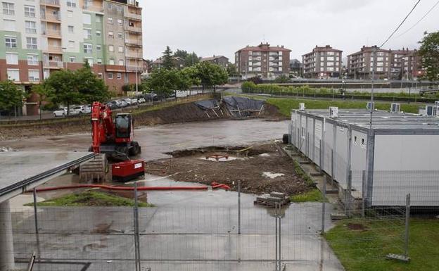 Las máquinas ya trabajan en el patio del IESZapatón junto a los módulos prefabricados. 