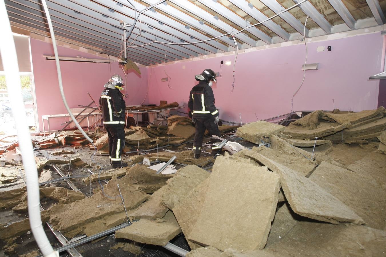 Cuatro mujeres han resultado heridas leves y el edificio se ha cerrado hasta evaluar el resto de dependencias