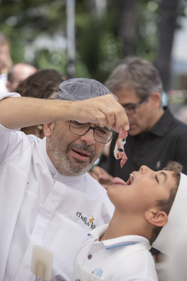 Veintisiete chefs con estrella Michelin cocinan juntos en un evento por la infancia