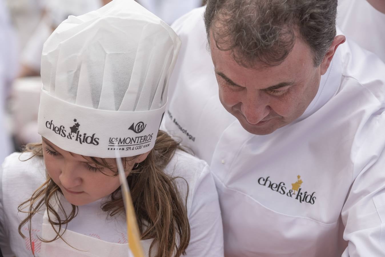 Veintisiete chefs con estrella Michelin cocinan juntos en un evento por la infancia