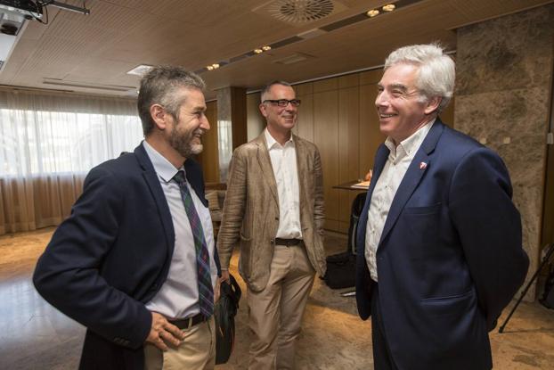 Javier Ceruti, Miguel Saro y Fuentes-Pila conversan antes del debate.