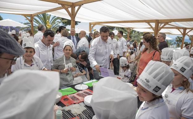 Imagen principal - Entre los cocineros participantes estaba el cántabro Jesús Sánchez.