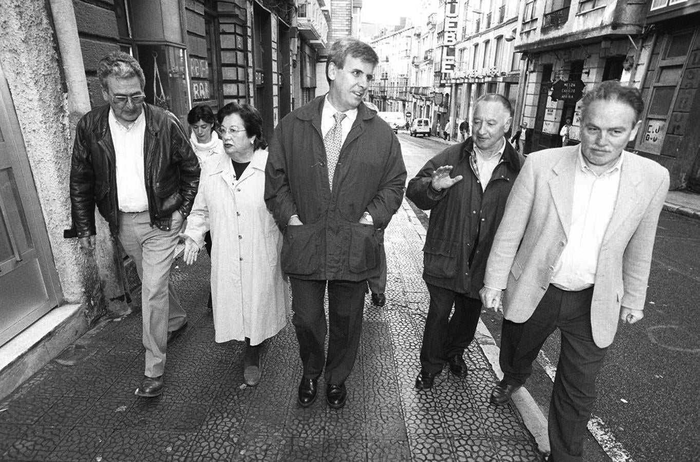 Visita con los concejales del PRC al barrio del Cabildo de Arriba de Santander en 1998.