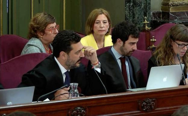 Carme Forcadell, de amarillo, durante el juicio del 'procés'.