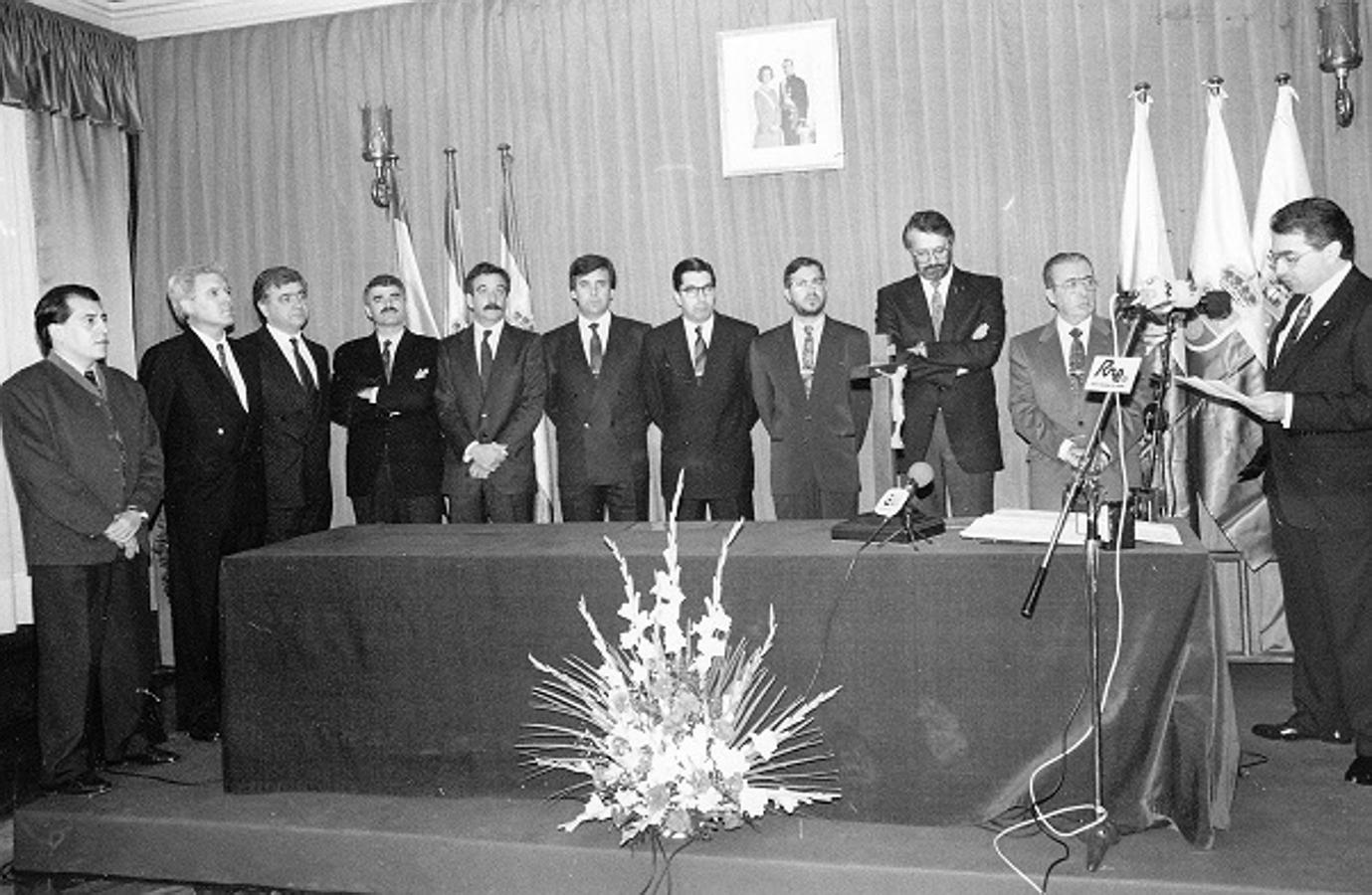 Toma de posesión del consejo de gobierno en 1990.