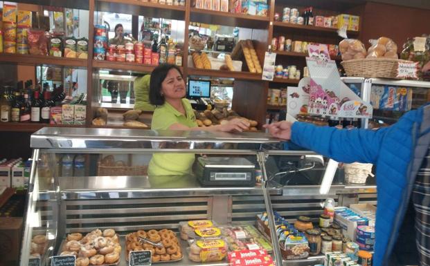 Luz Gil, en su panadería, que sufrió un robo la semana pasada.