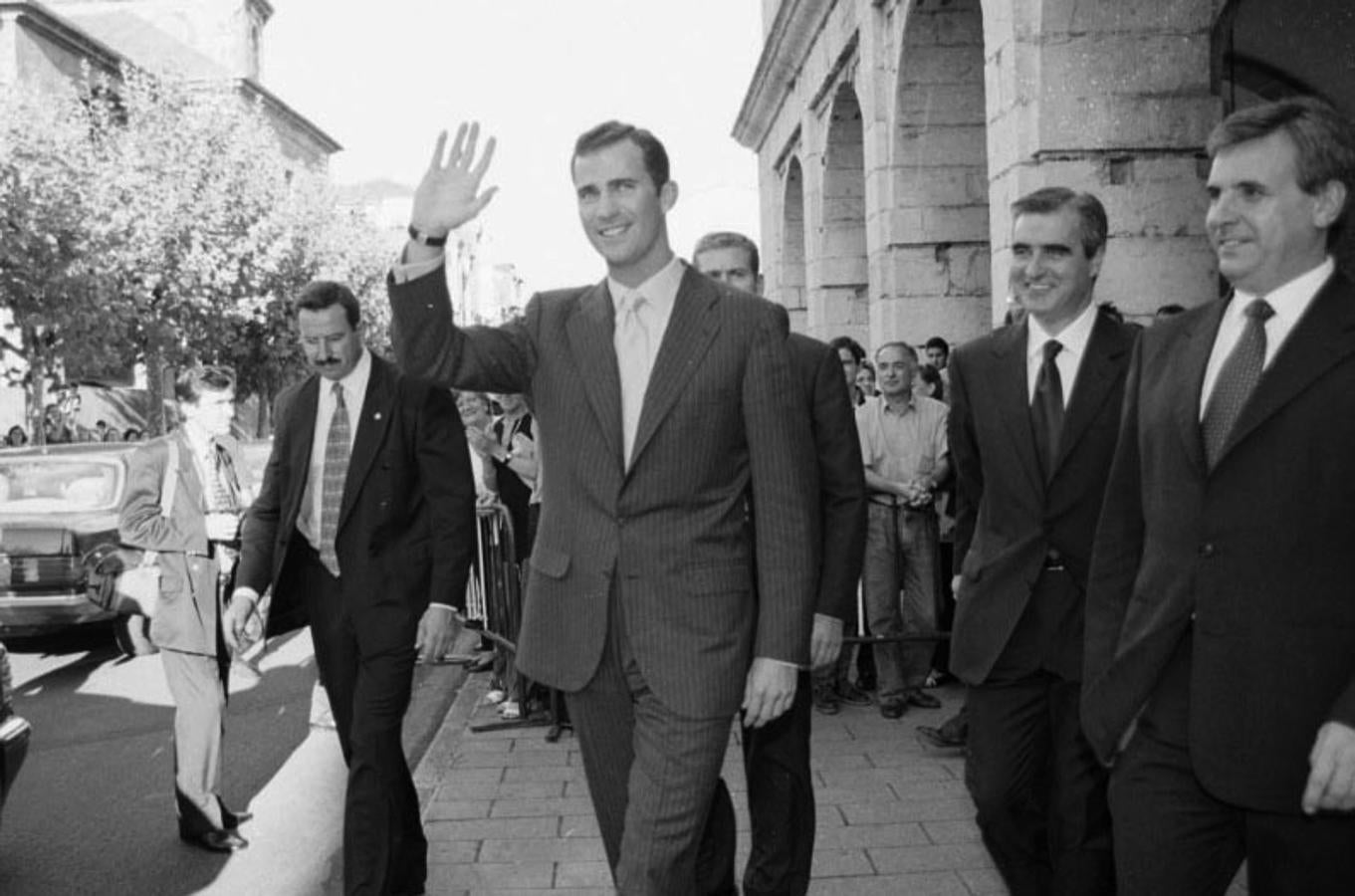 Felipe de Borbón, Príncipe de Asturias, visitando el Parlamento Regional, acompañado por su presidente, Rafael de la Sierra, en 1999.