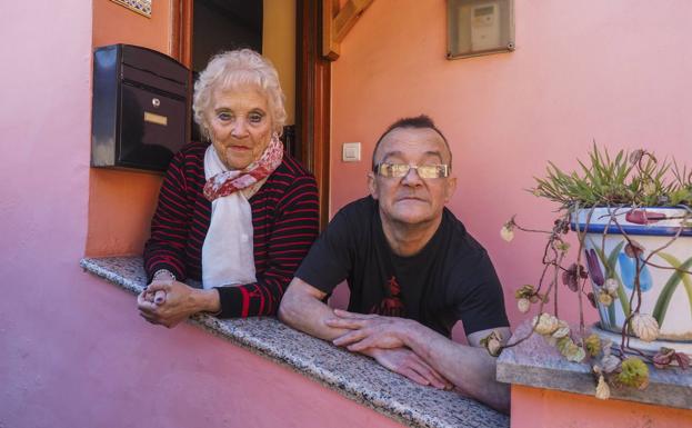 Piedad y Paco, en la entrada de su casa, cuentan el infierno que vivieron hace menos de dos meses.