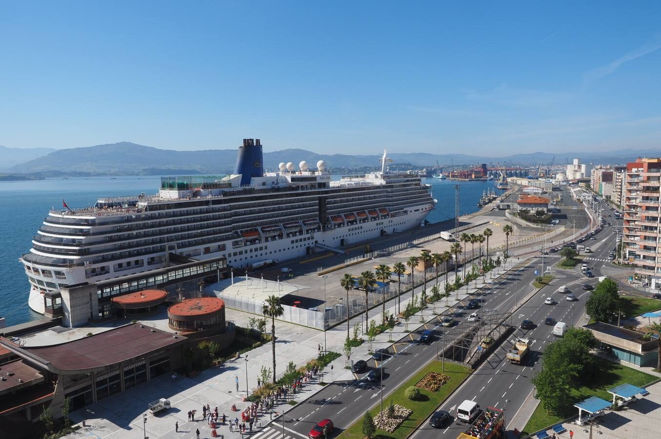 El crucero 'Arcadia' ha atracado este miércoles en Santander y permanecerá en la ciudad hasta las cuatro de la tarde. Es uno de los más grandes (290 metros de eslora) de la decena de cruceros programados para este año.