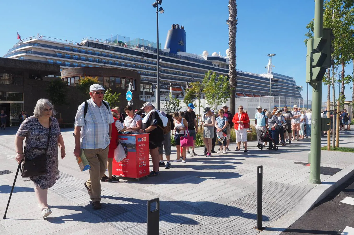 El crucero 'Arcadia' ha atracado este miércoles en Santander y permanecerá en la ciudad hasta las cuatro de la tarde. Es uno de los más grandes (290 metros de eslora) de la decena de cruceros programados para este año.