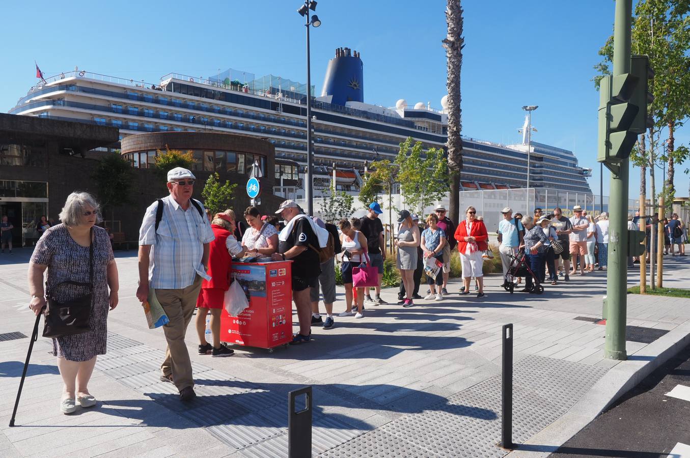 El crucero 'Arcadia' ha atracado este miércoles en Santander y permanecerá en la ciudad hasta las cuatro de la tarde. Es uno de los más grandes (290 metros de eslora) de la decena de cruceros programados para este año.