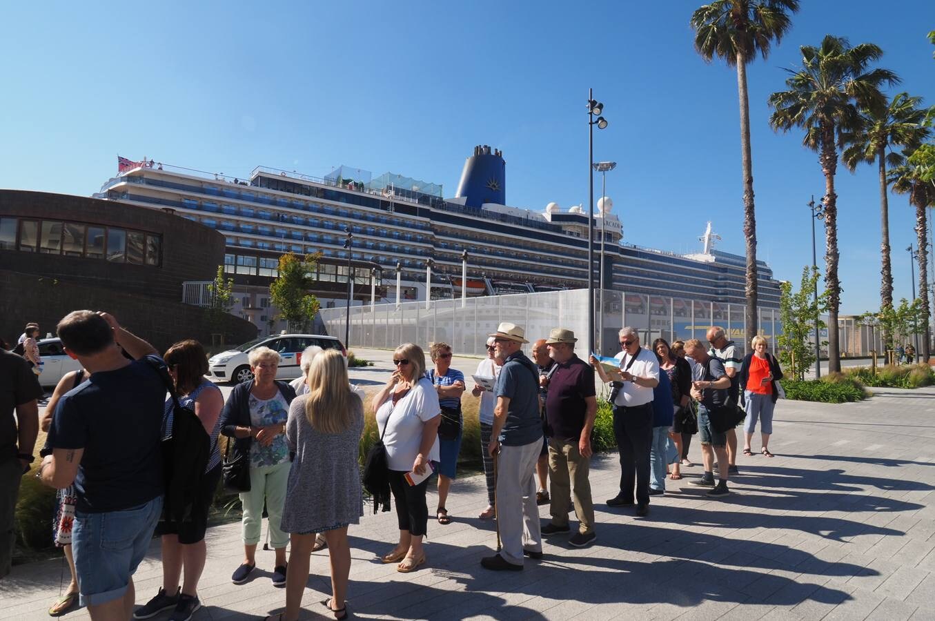 El crucero 'Arcadia' ha atracado este miércoles en Santander y permanecerá en la ciudad hasta las cuatro de la tarde. Es uno de los más grandes (290 metros de eslora) de la decena de cruceros programados para este año.