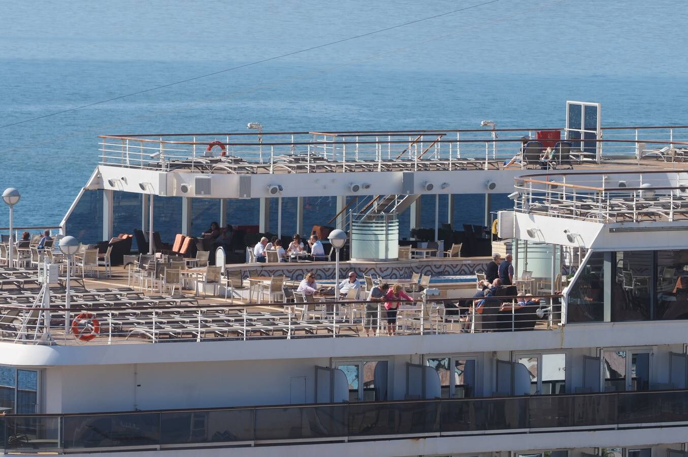 El crucero 'Arcadia' ha atracado este miércoles en Santander y permanecerá en la ciudad hasta las cuatro de la tarde. Es uno de los más grandes (290 metros de eslora) de la decena de cruceros programados para este año.